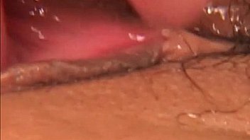 Японочка в алых стрингах лижет пенис молодого человека в ванной